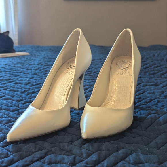 Vince Camuto Akenta Creamy White Flare Heel Pump - Picture 2 of 9